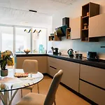 Glamorous With Panoramic Views Apartament